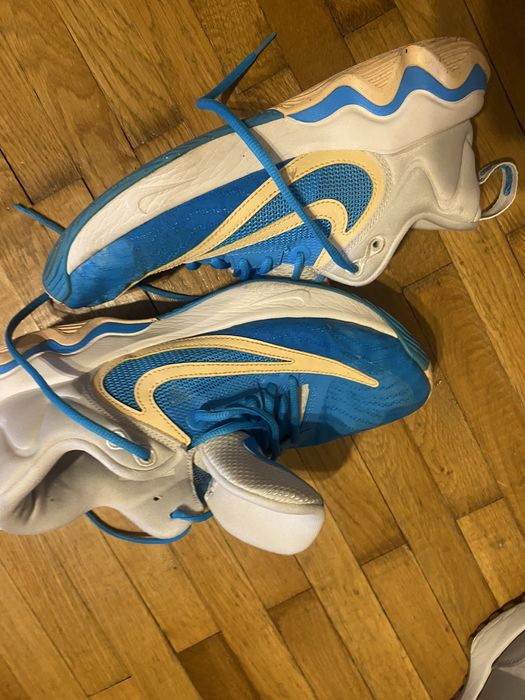 Vand adidasi de baschet Nike