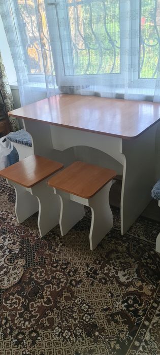 Стол с табуретами