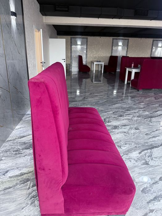 Диван и стуля кафеге