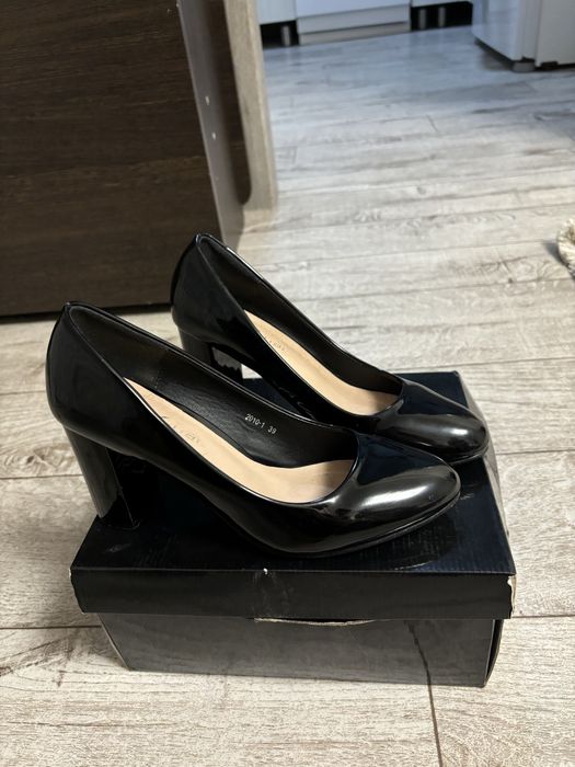 Продам туфли лакированные