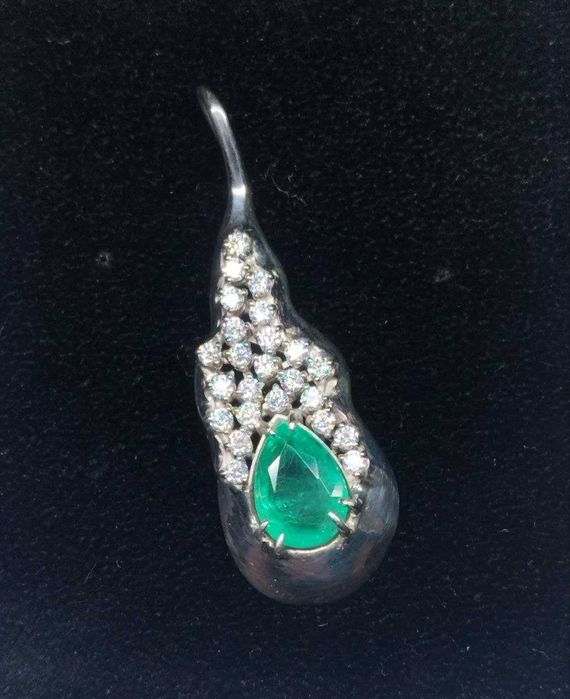 Елегантен медалъон с натурален изумруд 2.87 карата и 24 блестящи диаманта!