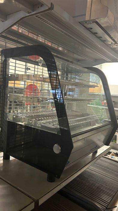 Топла демонстрационна витрина