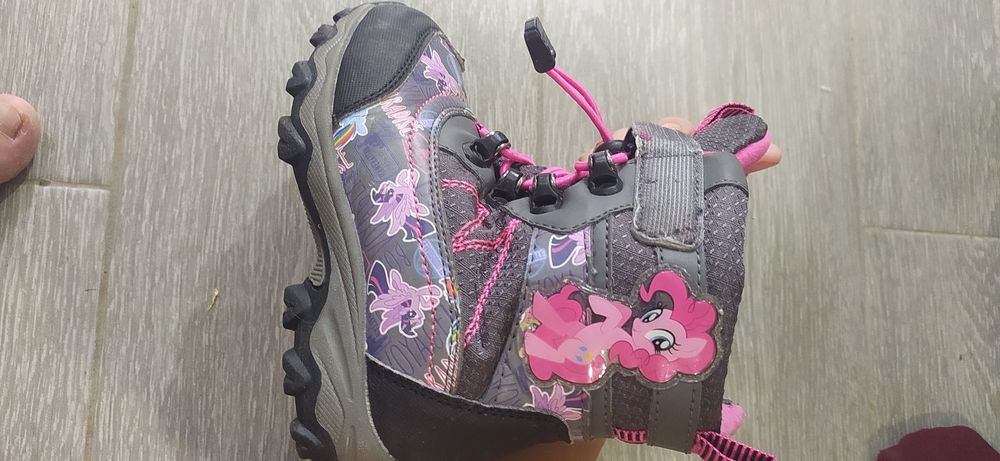 Продам детские ботинки