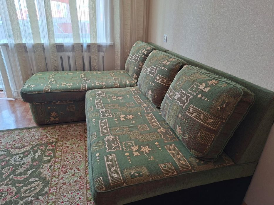 Диван угловой в отличном состояние