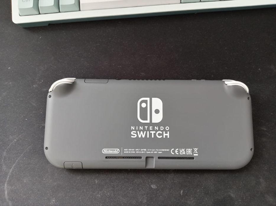 Продам ниндендо свич лайт