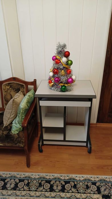 продам столик компьютерный