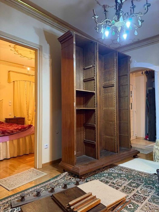 Трикрилен класически гардероб от масивно дърво