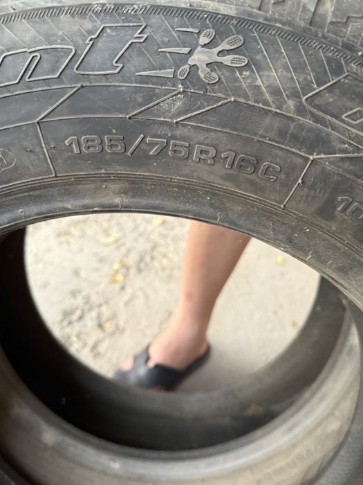 Продам 2 зимние шины со шипами