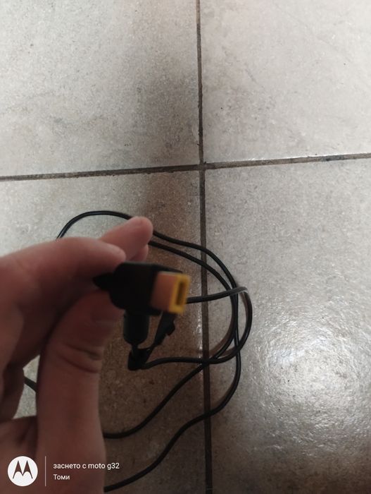 Продавам зарядно устройство за лаптоп леново