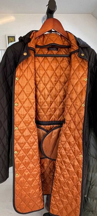 Дамско яке, малко използвано, в много добро състояние.