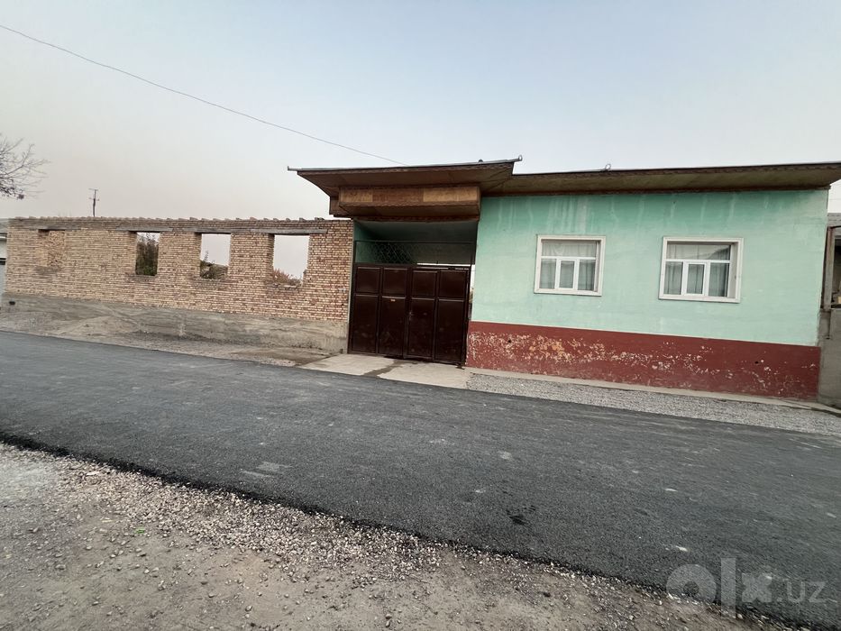 Fasadi keng bo’lgan uy sotiladi narxi kelishiladi