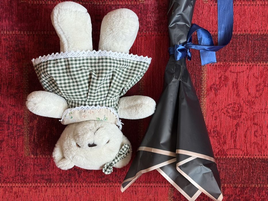 Подарок мишка и цветы