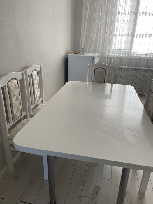 Стол со стульями