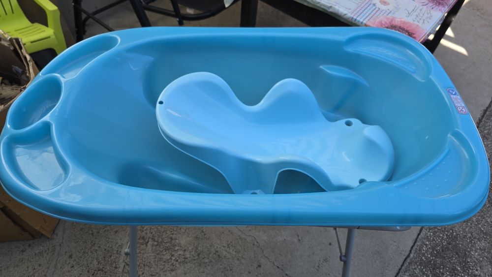 Продавам бебешко корито със стойка