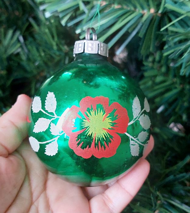 Красивая елочнач игрушка