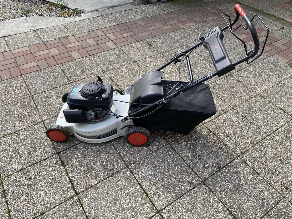 Masina de tuns Iarba Honda si Briggs Stratton