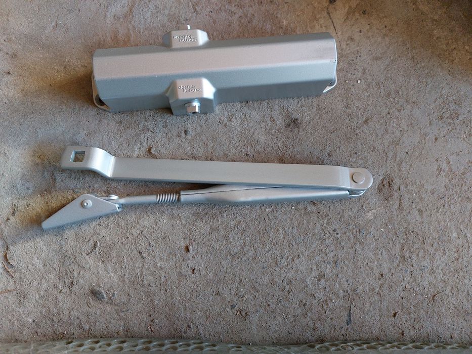 Дверной доводчик марки Dormakaba