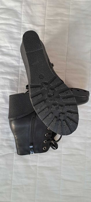 Нови елегантни и удобни черни дамски боти с цип  и връзки на платформа