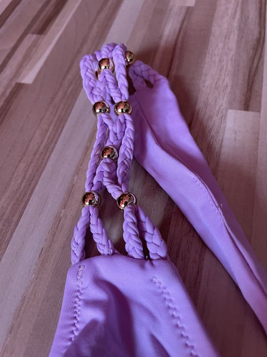 Цял бански, с лек дефект