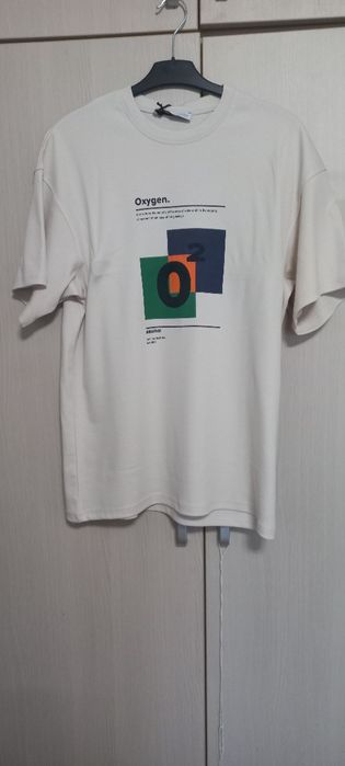 Vand tricou nou cu etichetă