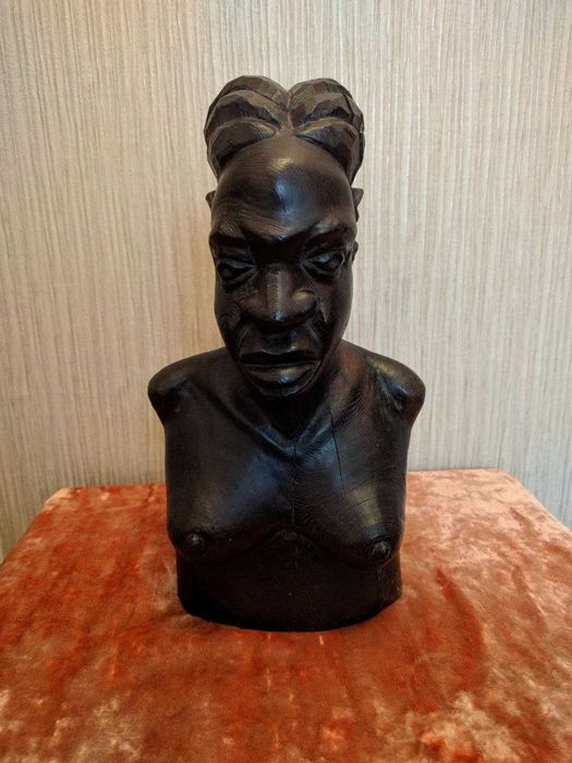 Бюст африканской девушки из черного дерева.