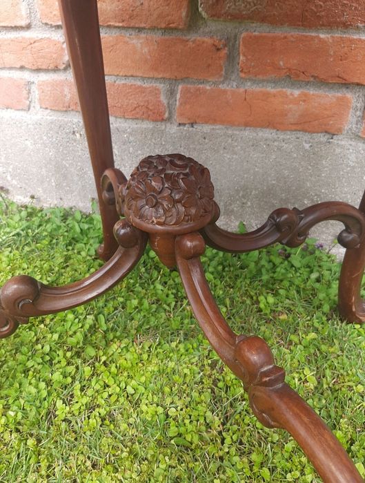 Masă din lemn masiv.