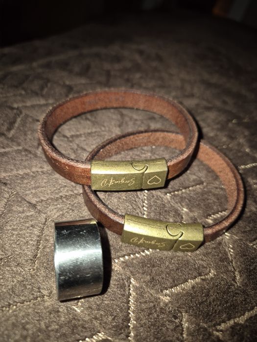 Vând două brățări din piele,model bărbătesc.
