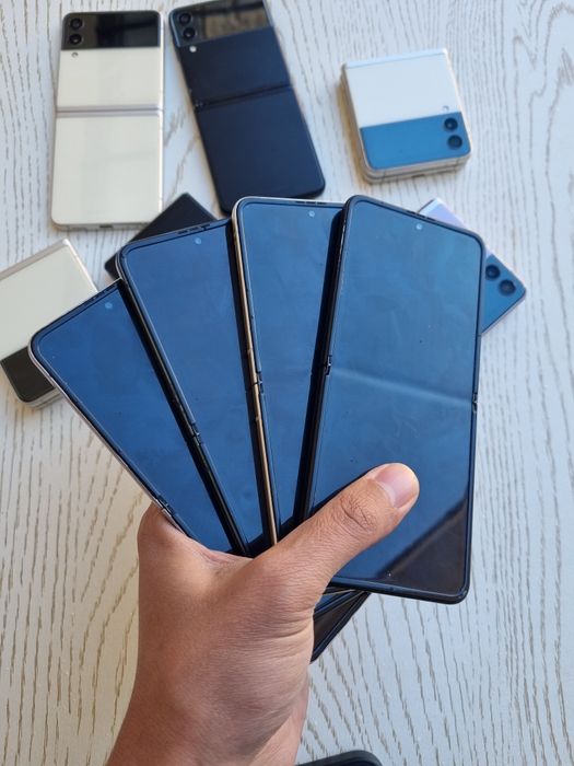 Samsung Galaxy Z Flip 3. Black/White 256 GB. Garantya bor. Ime o'tkan