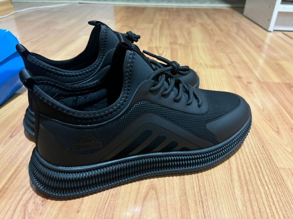 Продам чёрные кроссовки