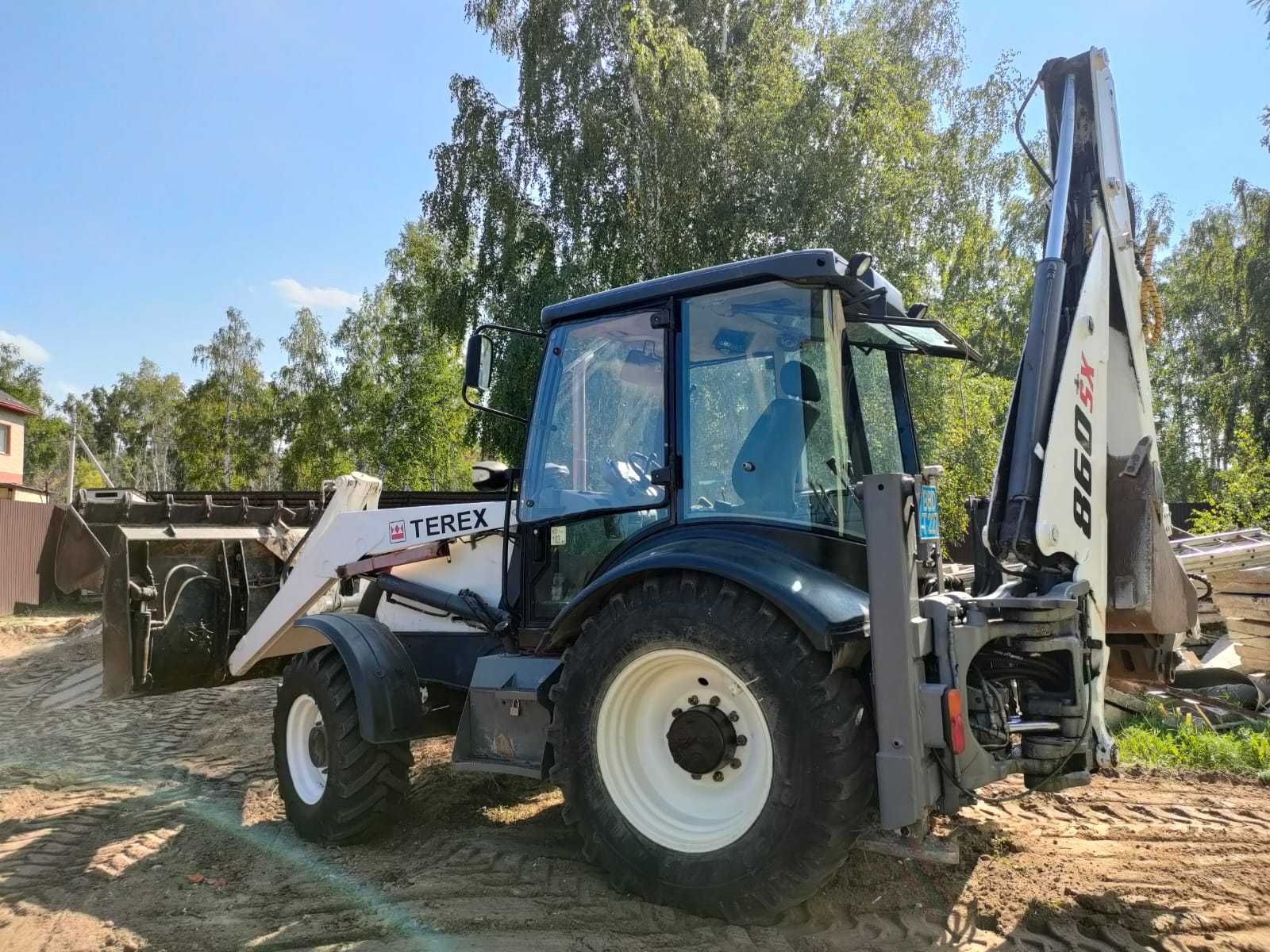 Экскаватор погрузчик траншея. JCB планировка. Фото работы трактора JCB планировка