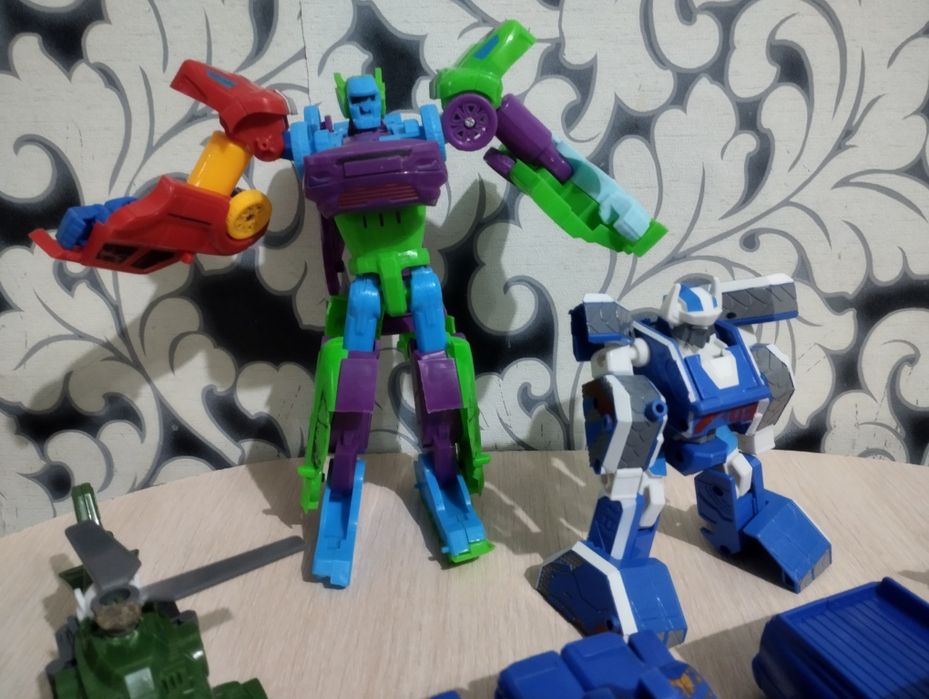 Игрушки  робот трансформер