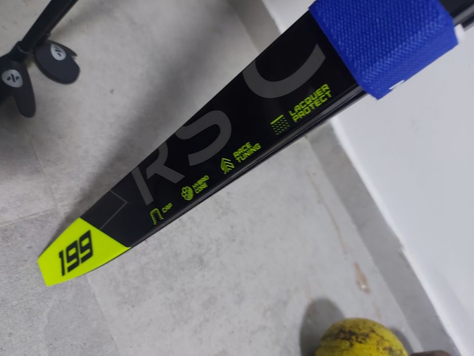 Лыжи с палками и обувью