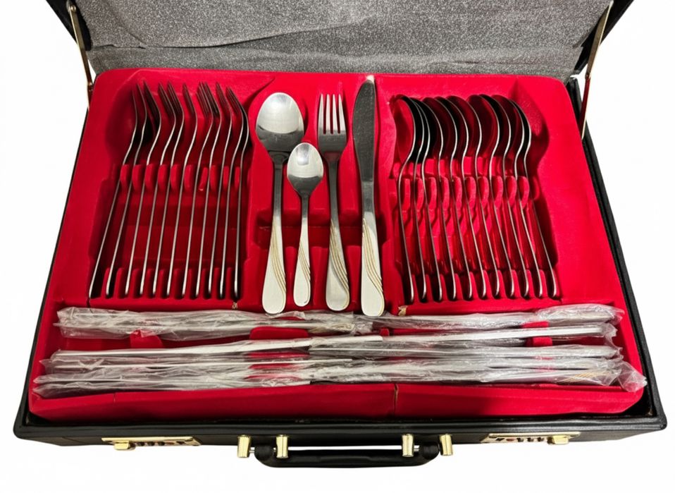 Набор столовых приборов в двухярусном чемодане