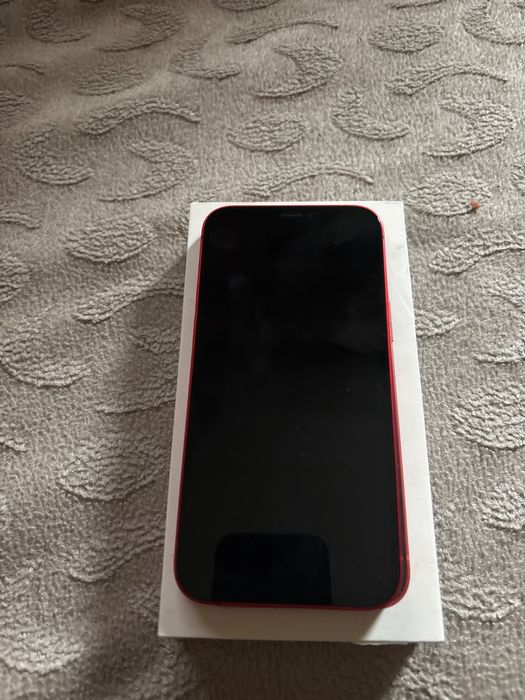 iPhone 12 червен