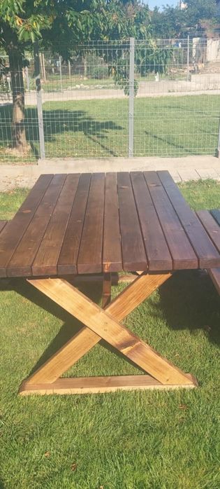 Комплект дървена маса с две пейки