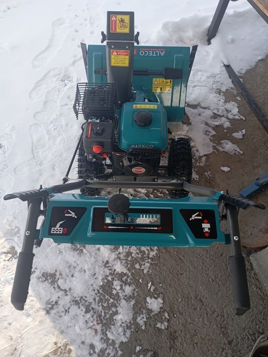 Продам снегоуборочную машину