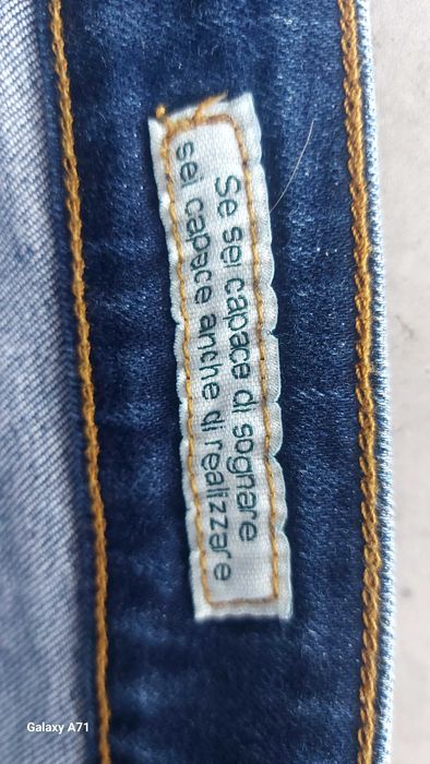 Blugi noi fără etichetă