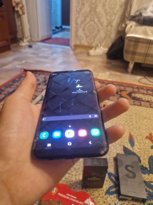 Продаю самсунг с 8 плюс