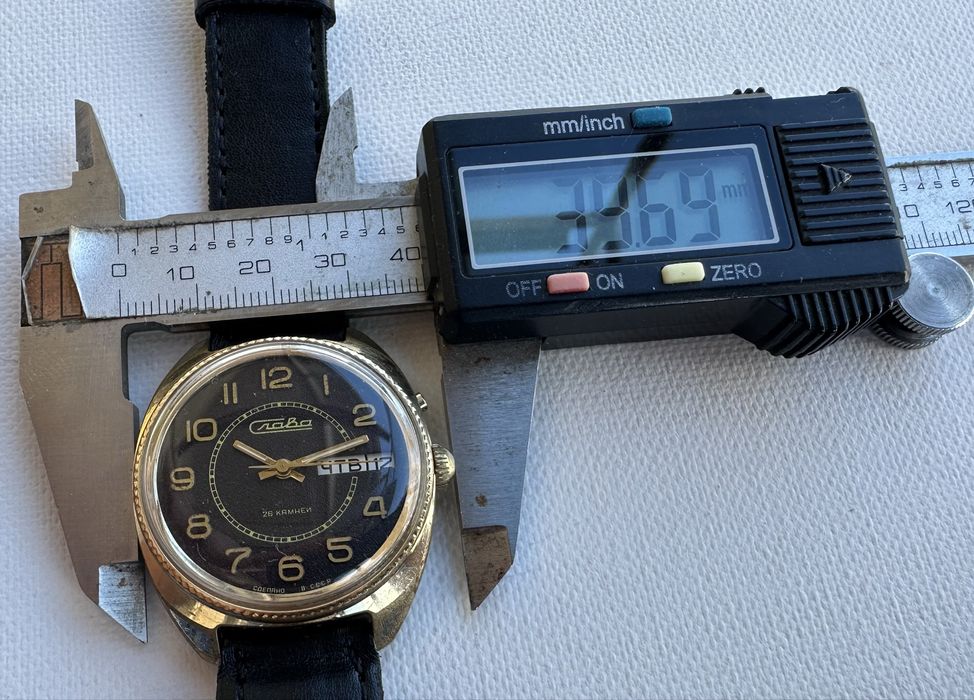 Часовник Слава,механичен позлатен,с два датника,80 г