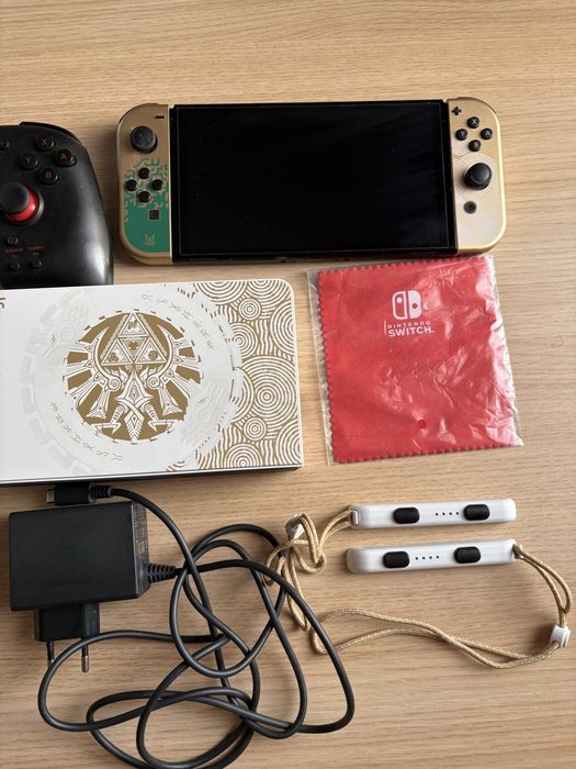 Nintendo Switch OLED Zelda Edition + 4 игри и аксесоари