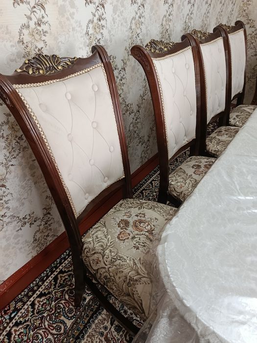 Срочно продается стол и стулья