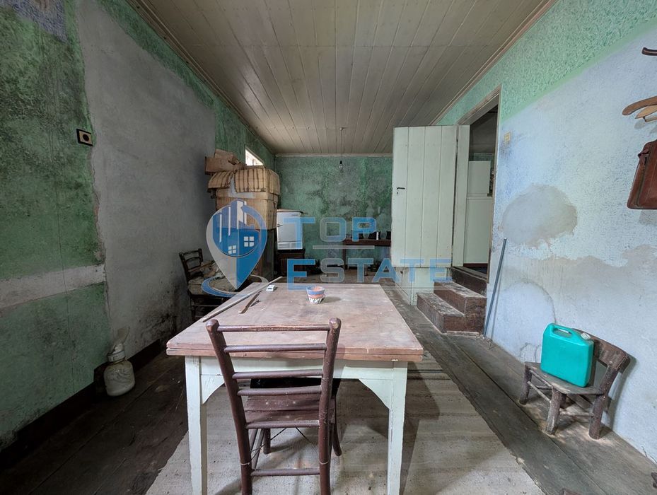 Двуетажна тухлена къща в близост до град Плачковци