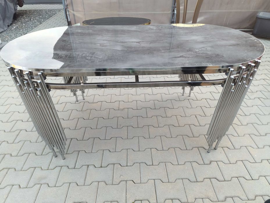 Masa deosebita ovala ,Julia