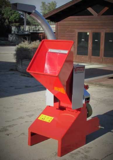 Tocator de crengi si resturi vegetale cardanic, deplasabila