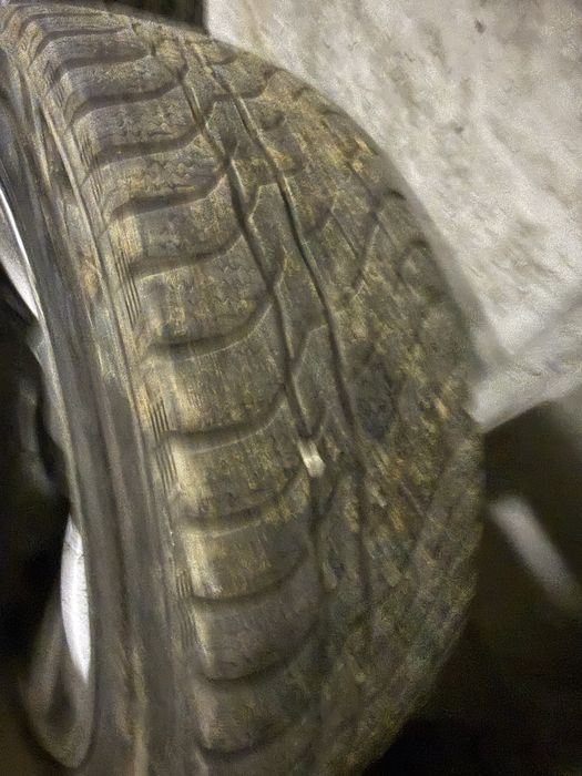 Vand anvelopele 225 55 17 2 bucati 2023 si 2 bucăți 215 55 17