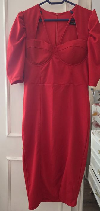 Официална червена рокля с цепка  обличана веднъж