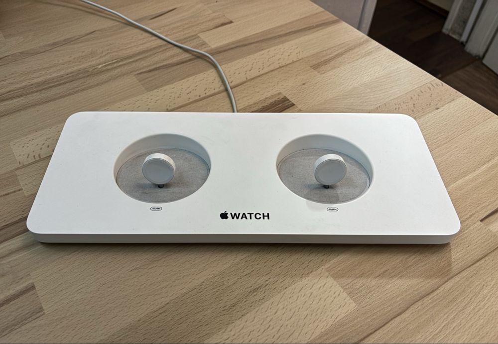 Зарядна докинг станция за apple watch от маса на Apple Store
