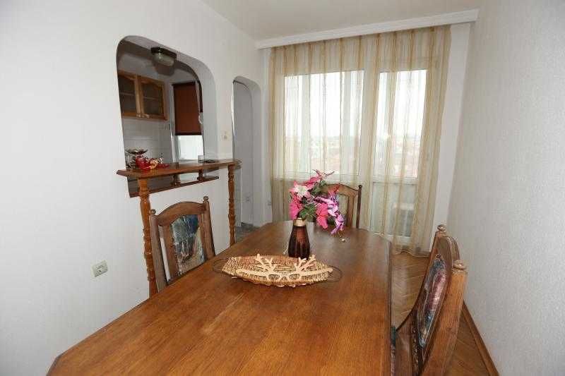 С ПАРКОМЯСТО! Многостаeн апартамент в Центъра