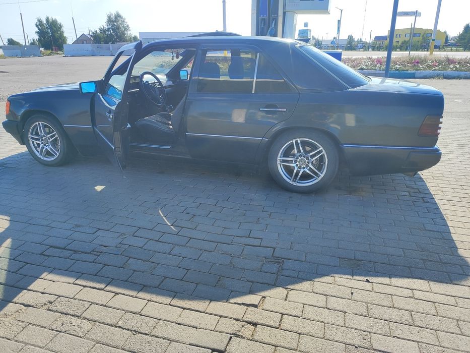 В продаже Mercedes 124