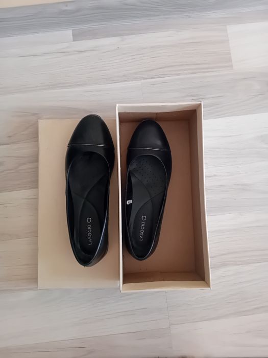 Дамски ниски официални обувки Lasocki 38 номер, запазени